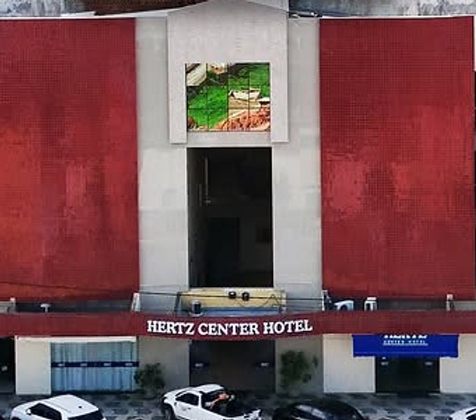Fachada vermelha do Hertz Center Hotel
