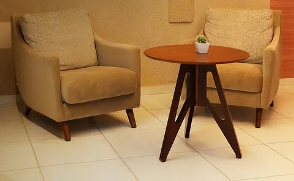 Sala de estar com poltronas e mesa de centro